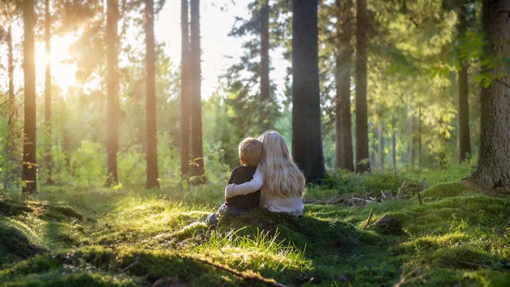 Luonnonläheinen_lapset metsässä